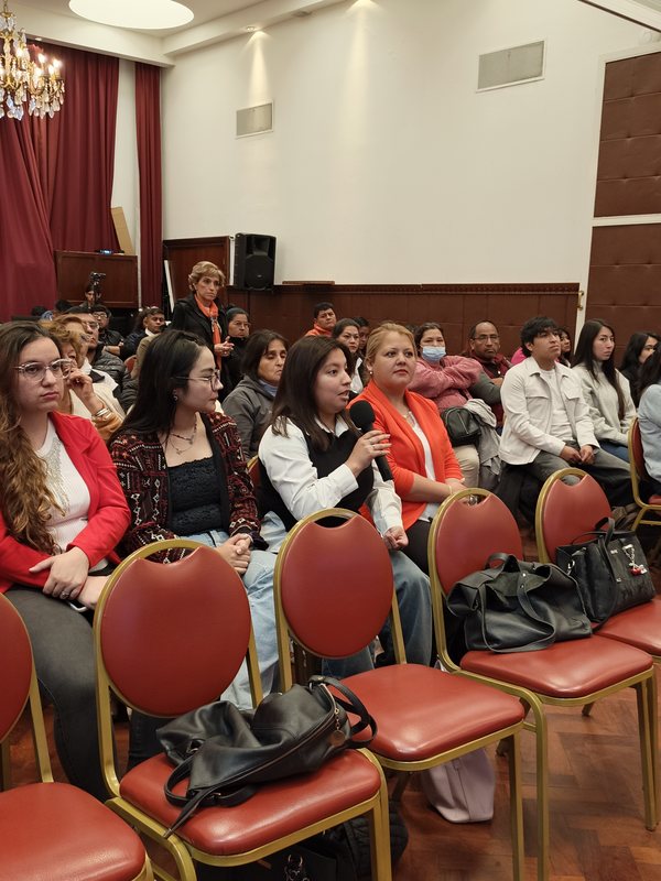 Estudiantes y pacientes entre el público de la jornada