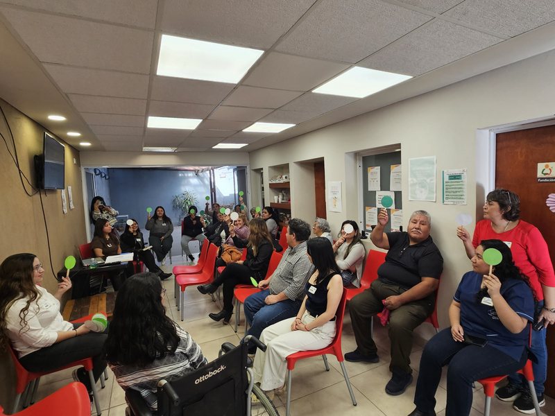 Asistentes responden con paletas durante la dinámica Mitos o realidad