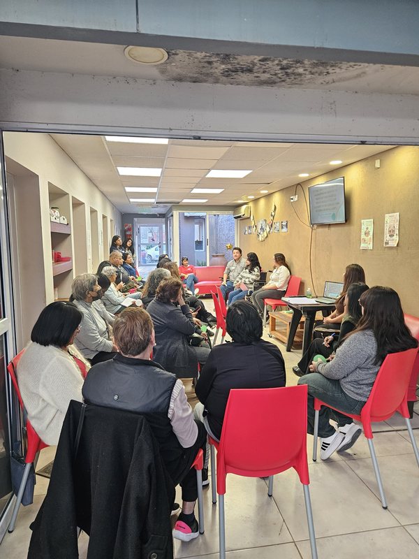 Profesionales exponen ante la comunidad en Fundación Sayani