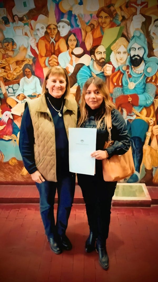 Representantes de Fundación Sayani con la declaración de la Legislatura de Jujuy
