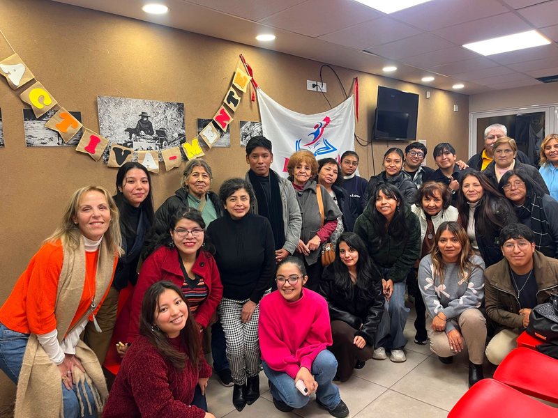 Estudiantes y disertantes del encuentro Conectando Voces en la sede de Fundación Sayani